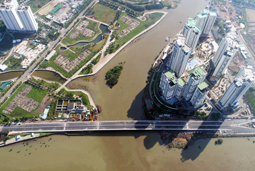 Cầu qua đảo Kim Cương nằm trên đường ven sông Sài Gòn, đoạn qua nhánh sông Giồng Ông Tố.